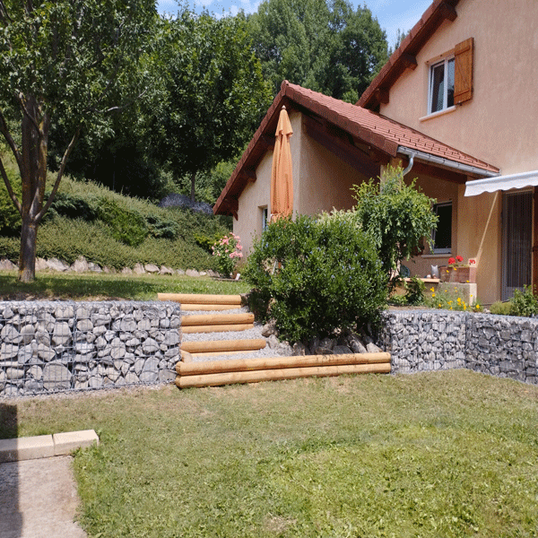 Aménagement terrain mur en gabion et bois mélèze
